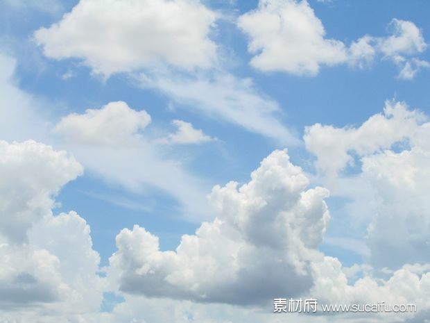 淡蓝色天空飘着很多层云