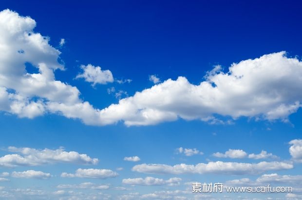 蔚蓝的天空飘着白色的云朵