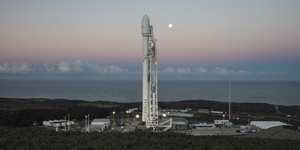 SpaceX的猎鹰9火箭位于加利福尼亚州范登堡空军基地的发射台上