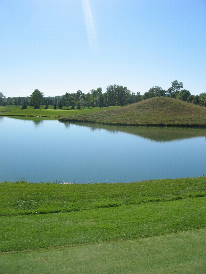 高尔夫球场和湖水