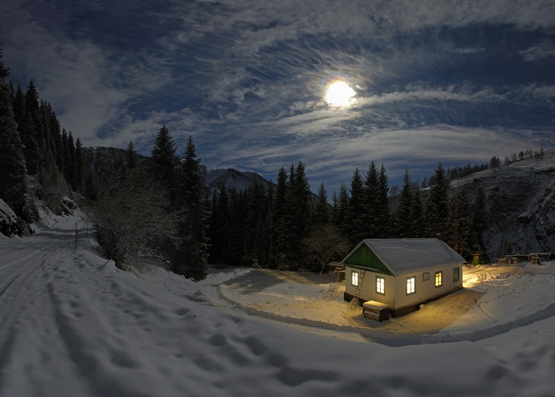 雪地里亮灯的小屋