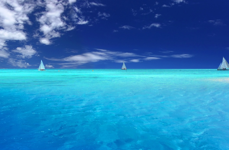 碧蓝的海面上漂浮的帆船