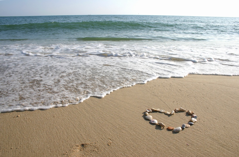 海滩上摆着石头组成的心形