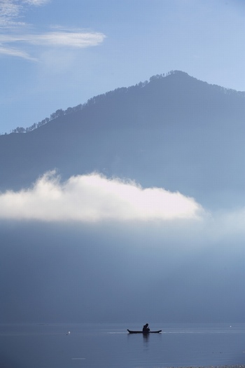 山下云雾缭绕的独木舟