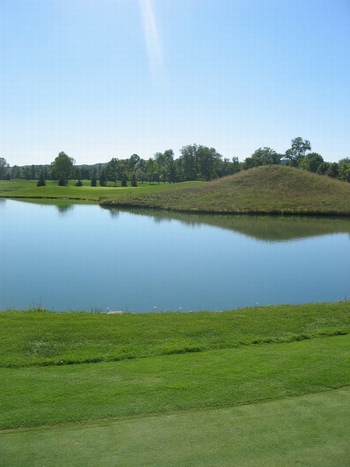 高尔夫球场和湖水