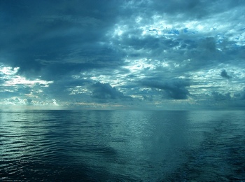 乌云密布的海水景色