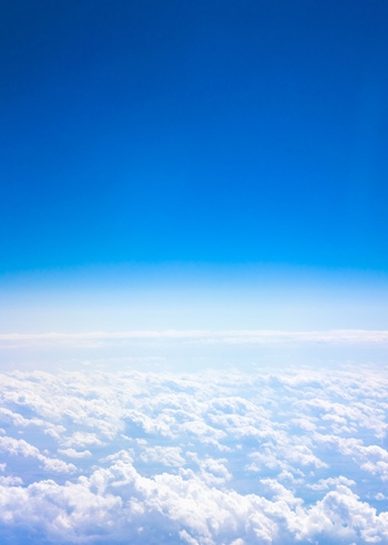云海上空纯净的蓝天