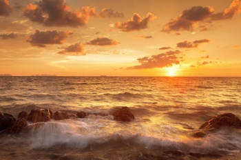 夕阳下的海浪景色