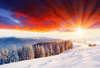 阳光下山上的雪景
