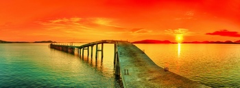 红色夕阳下的全景图