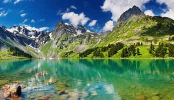 山下碧绿的湖水