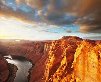 猶他州科羅拉多河上彎曲的巖石景觀