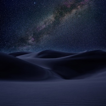 沙漠中的銀河星空圖片