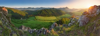 斯洛伐克山的日落全景圖