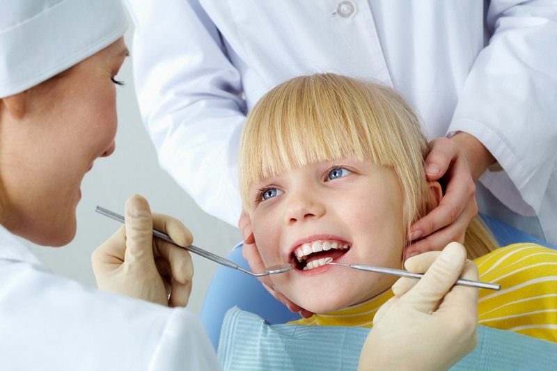 牙科医生在给孩子检查牙齿