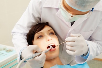 牙医在给患者修牙