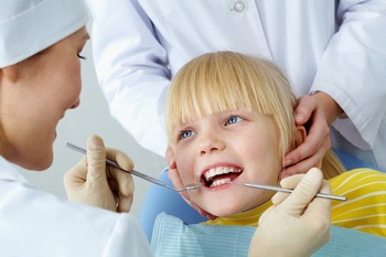 牙科医生在给孩子检查牙齿