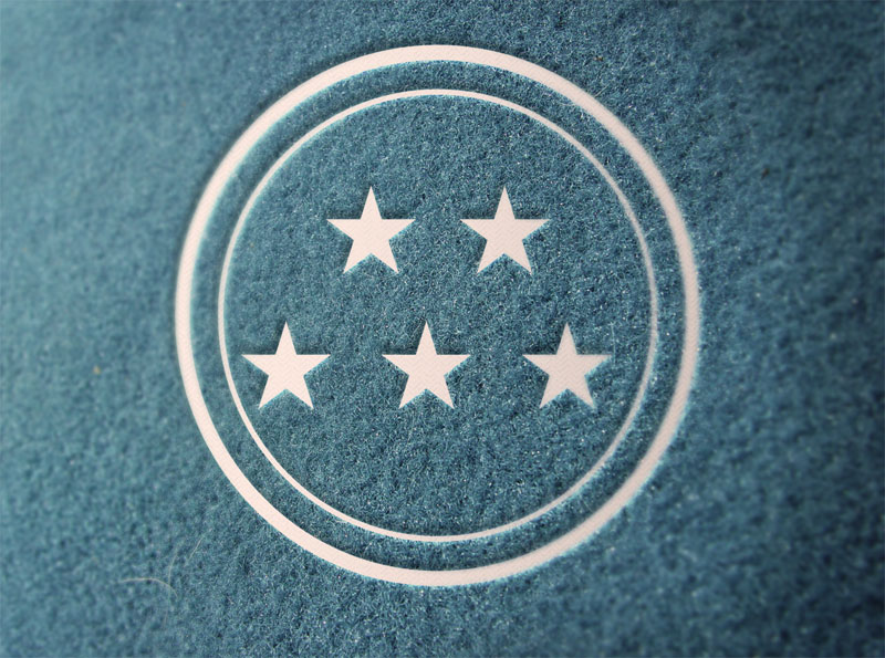 蓝色毛毡布纹上的logo样机