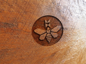 木头上雕刻的logo样机
