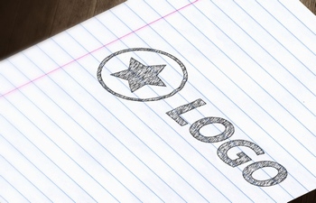 信纸上的铅笔手绘logo效果样机