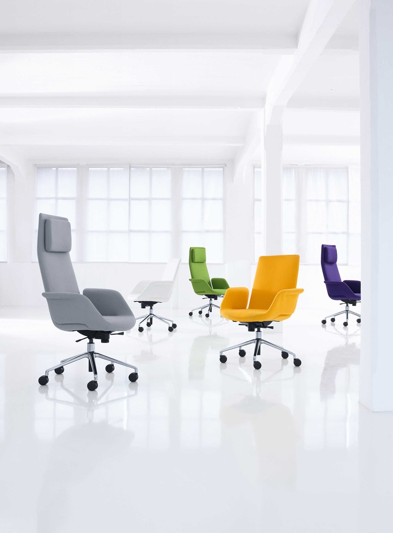白色空间中各种颜色款式的办公椅
