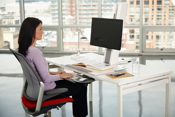 在电脑前打字工作的女人