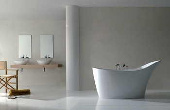 浴室里的浴缸和空间造型