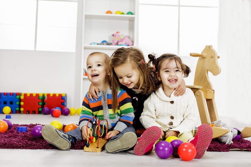 三个快乐的孩子在玩玩具