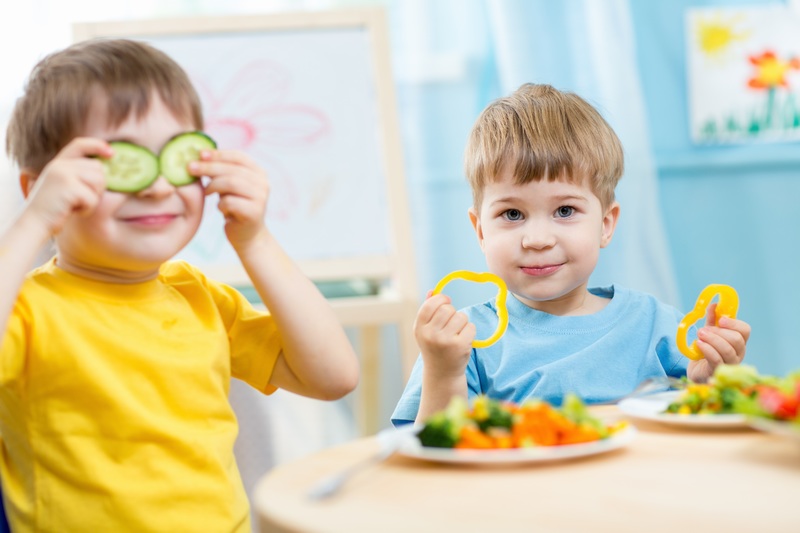 孩子们在吃健康的蔬菜