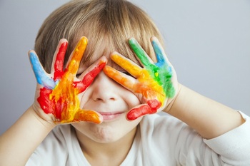 双手涂满彩色颜料的小孩