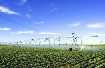 农田上的灌溉设备
