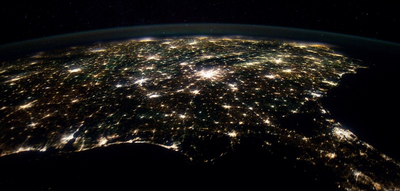 从太空中看地球表面夜间灯火璀璨