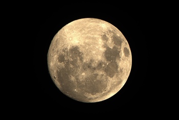太空望远镜看到的月球