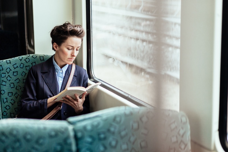 坐在火车窗边看书的女人