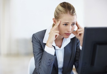 工作中面对电脑屏幕有点沮丧焦虑的女人