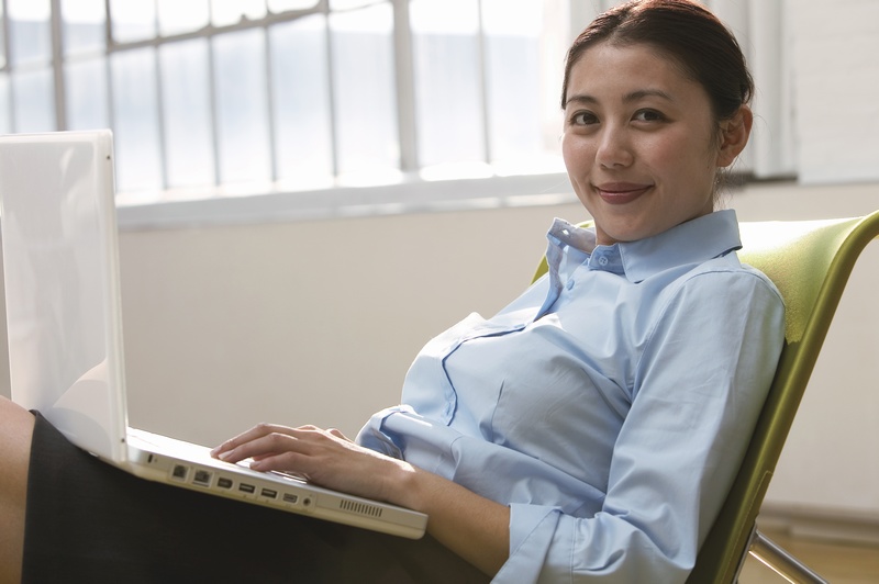 一个冲镜头微笑的职场女性