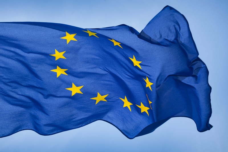 随风飘扬的欧盟旗帜