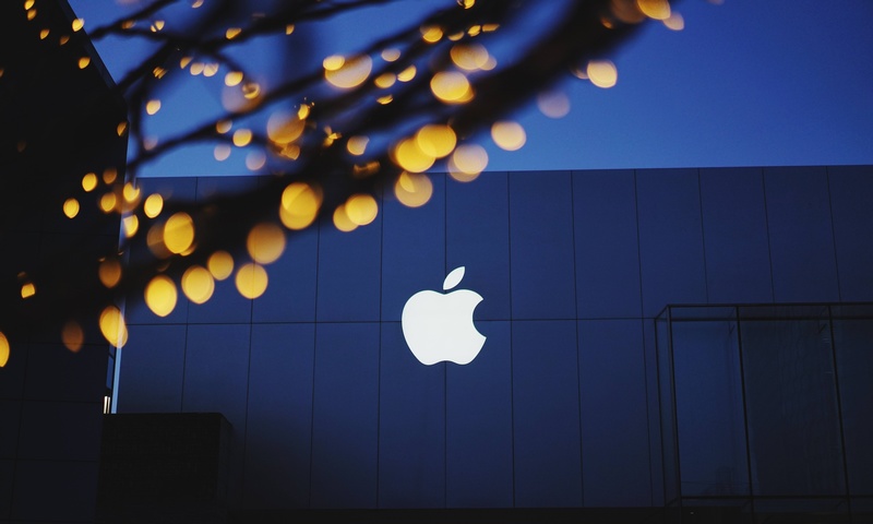 苹果公司大楼上的苹果logo标志夜晚发光效果