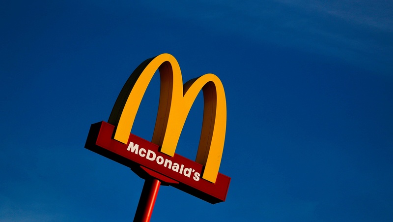 以蓝天为背景的麦当劳招牌广告柱子