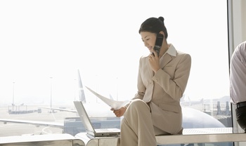 在机场候机的商务女性在联络工作