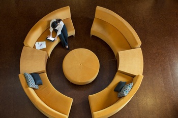 公司休息区的圆形沙发