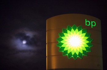 英国石油公司bp的发光logo夜间效果