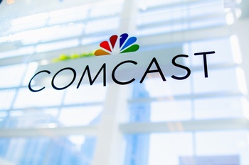 印在玻璃上的Comcast公司logo
