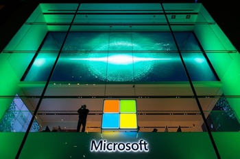 建筑上的微软标志夜间发光效果