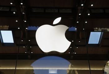 苹果商店玻璃墙上挂着的logo标志