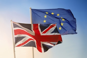 欧盟和英国的旗帜在一起随风飘扬