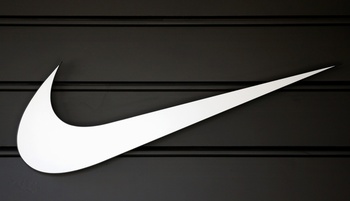 黑色木板背景上的耐克logo