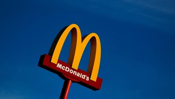 以藍天為背景的麥當勞招牌廣告柱子