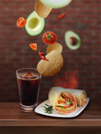 创意餐饮美食薯片鸡肉卷悬浮海报