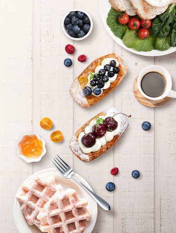 创意蓝莓面包早餐悬浮海报
